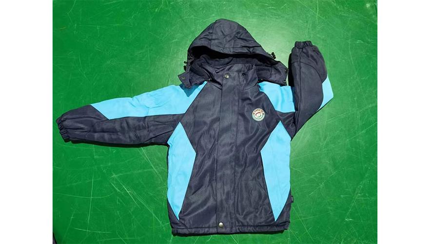 校服业务扩展 从服饰制造到家用纺织品的多元经营探讨